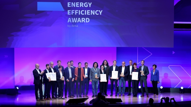 Energy Efficiency Award 2022 u.a. für Daimler Truck, BSH und Schott - Die Sieger des Energy Efficiency Award 2022 der Deutschen Energie-Agentur - Quelle: Ronny Hartmann/photothek.de